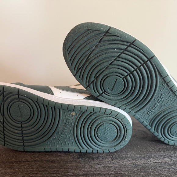 Nike Air Jordan Boys High Top Sneakers | Green & White | Size 2.5Y - Picture 2 of 4